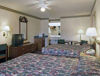 Super 8 Donna Hotel Phòng bức ảnh