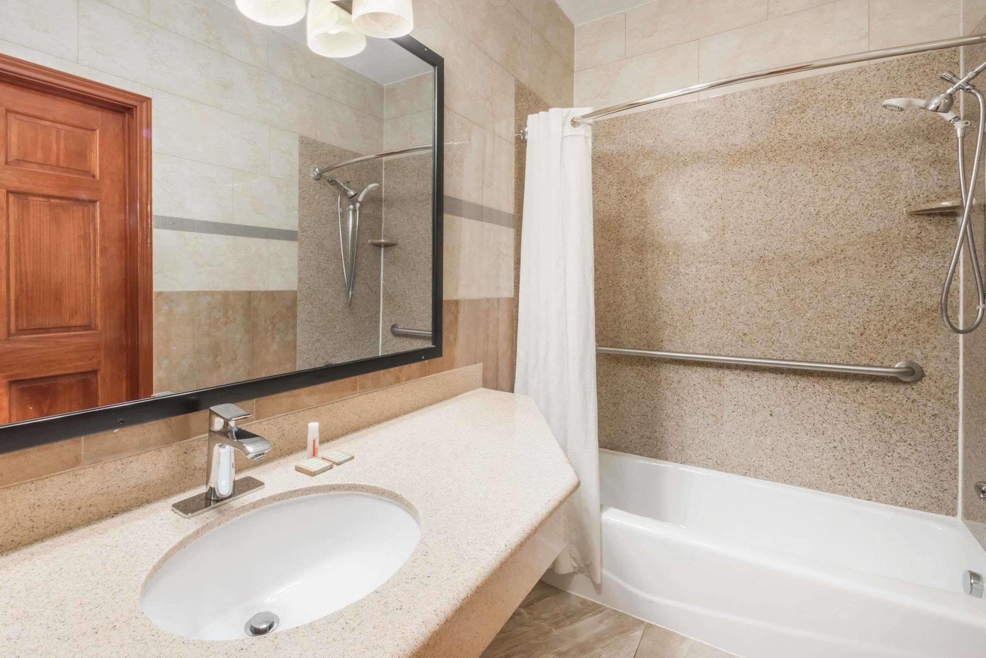 Super 8 Donna Hotel Ngoại thất bức ảnh
